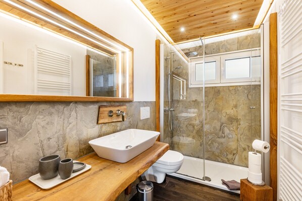 Shower, hair dryer, towels - Holiday Home 'Am Scheidt' with Private Terrace, Private Garden and Wi-Fi (Medebach)