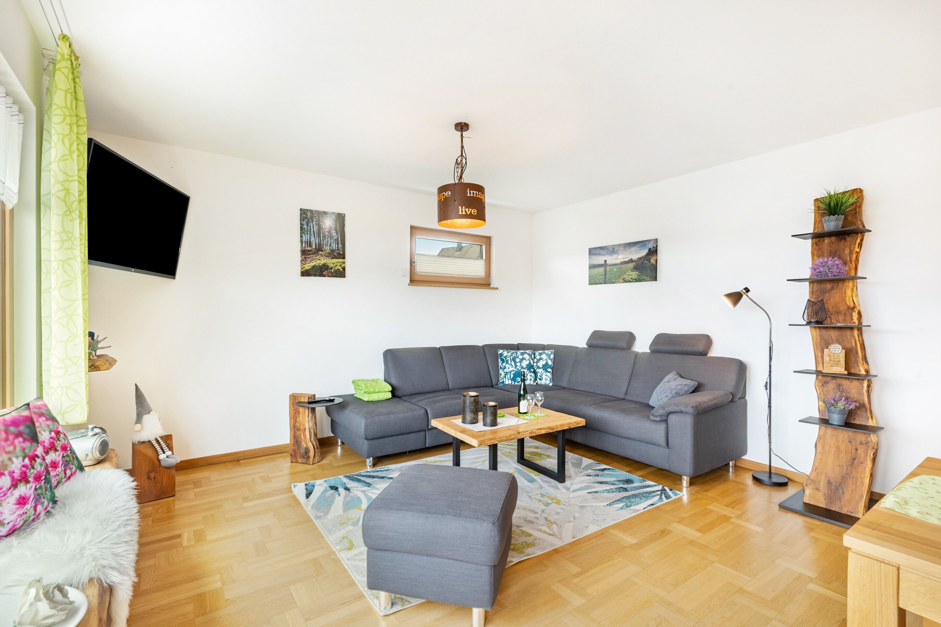 Una televisión, un reproductor estéreo