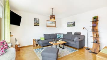 Una televisión, un reproductor estéreo