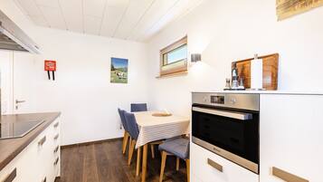 Een koelkast, een microgolfoven, een oven, een kookplaat