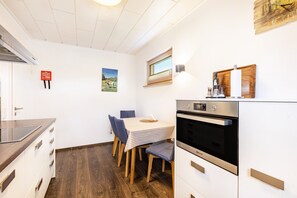 Fridge, microwave, oven, stovetop - Holiday Home 'Am Scheidt' with Private Terrace, Private Garden and Wi-Fi (Medebach)