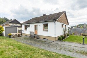 Exterior - Holiday Home 'Am Scheidt' with Private Terrace, Private Garden and Wi-Fi (Medebach)