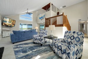 Living area - Manatee By The Bay (Crystal River)