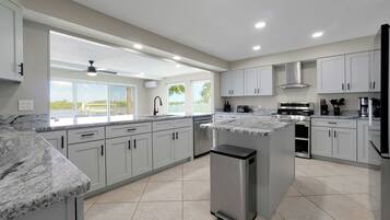 Luxury House, Sea View | Private kitchen