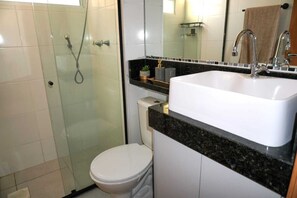 Deluxe-Apartment, Klimaanlage | Badezimmer | Handtücher