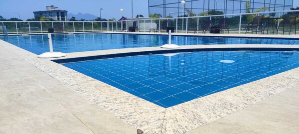 Outdoor pool, open 9:30 AM to 6:00 PM, pool umbrellas, sun loungers - elite house (Rio das Ostras)