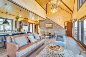 Casa de lujo, para no fumadores, vista al lago | Sala de estar | Smart TV de 50 pulgadas con canales digitales 