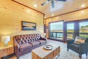 Luxury House, Non Smoking, Lake View | Living area