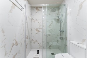 Shower, hair dryer, towels - GuestReady - Marble Branch (Porto)