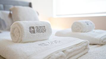 Dusj, hårføner og håndklær