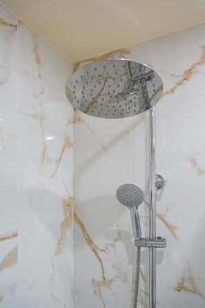 Douche, sèche-cheveux, serviettes fournies