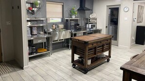 Une cuisine moderne avec des meubles de couleur grise, un îlot central et un four encastré.