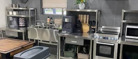 Fridge, microwave, stovetop, dishwasher