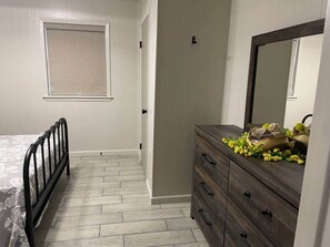 2 habitaciones, tabla de planchar con plancha, wifi y ropa de cama 