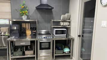 Fridge, microwave, stovetop, dishwasher