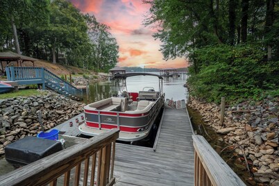 Heated Pool, Hot Tub, Game Rm, Boat Dock, Lakefront Views