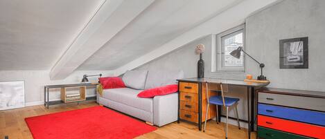 Lydisolert, strykejern/-brett og wi-fi (inkludert)