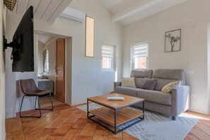 TV, mesa de pingue-pongue