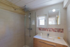 Shower, hair dryer, towels - Gîte le Barry - La Papeterie, in Drôme Provençale (Tulette)