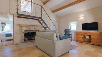 Een televisie en een tafeltennistafel