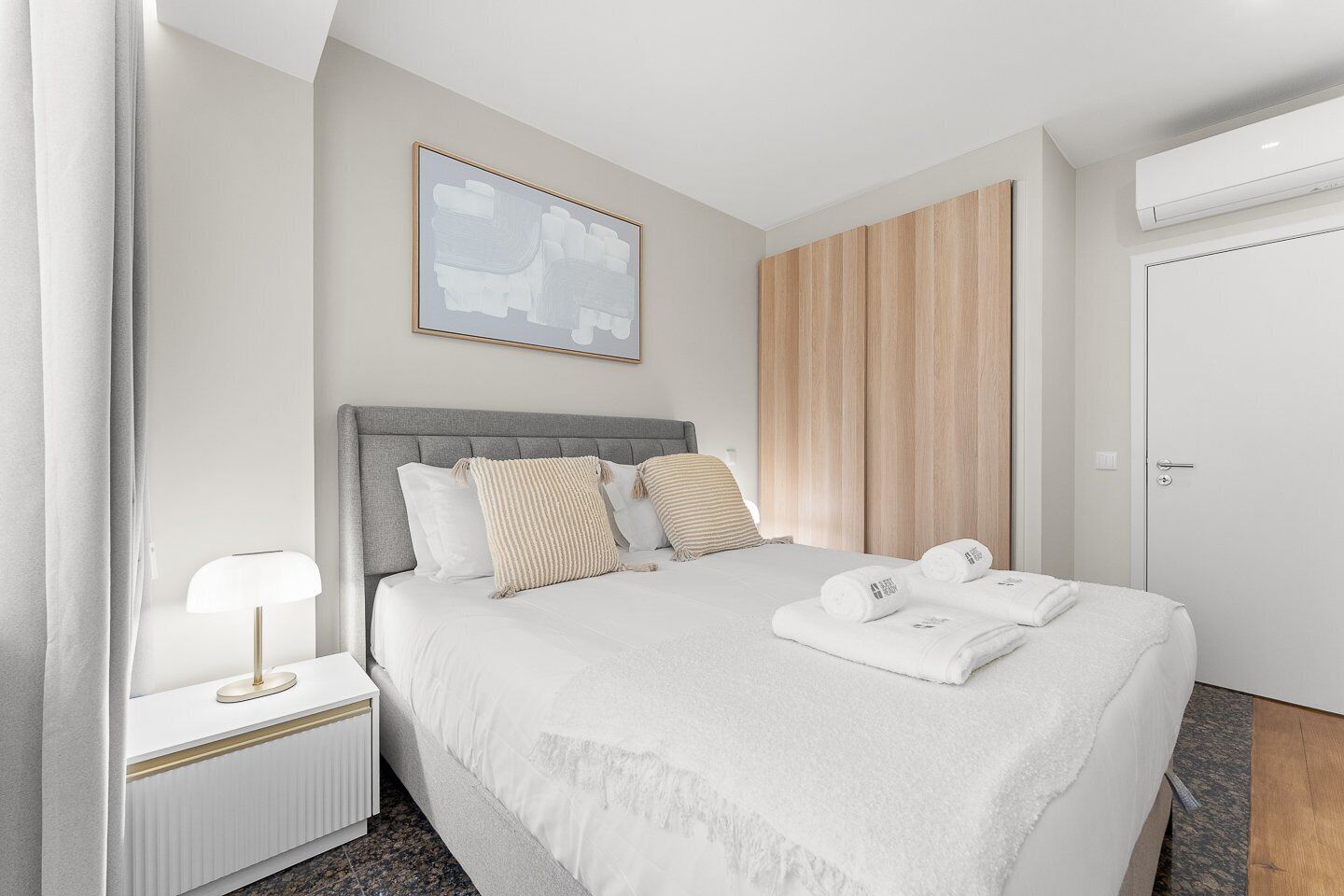 Escritorio, tabla de planchar con plancha, Internet y ropa de cama