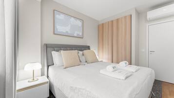 Escritorio, tabla de planchar con plancha, Internet y ropa de cama