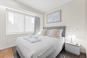 Desk, iron/ironing board, Internet, bed sheets