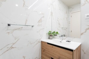 Shower, hair dryer, towels - GuestReady - Marble Root (Porto)
