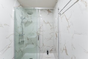 Shower, hair dryer, towels - GuestReady - Marble Root (Porto)