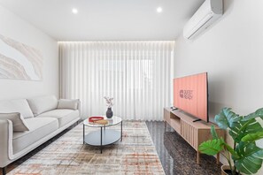 TV - GuestReady - Marble Root (Porto)
