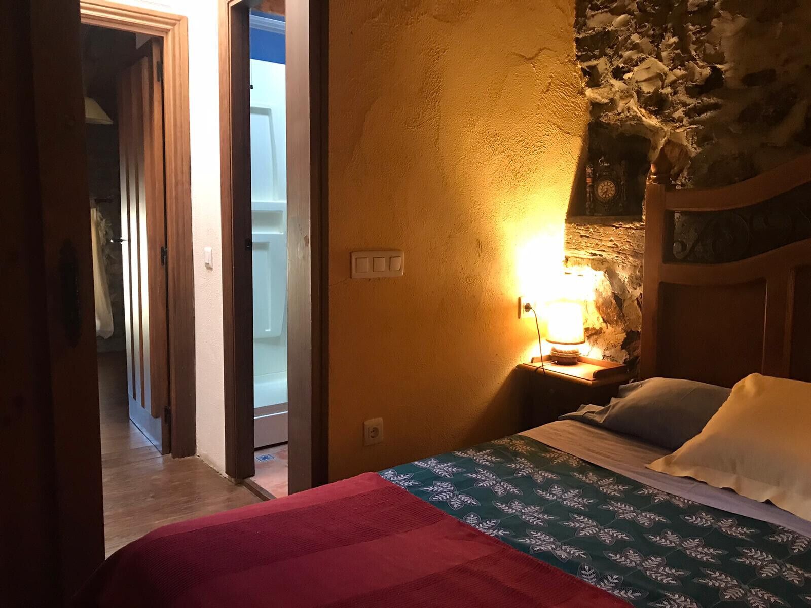 1 chambre, fer et planche à repasser, draps fournis