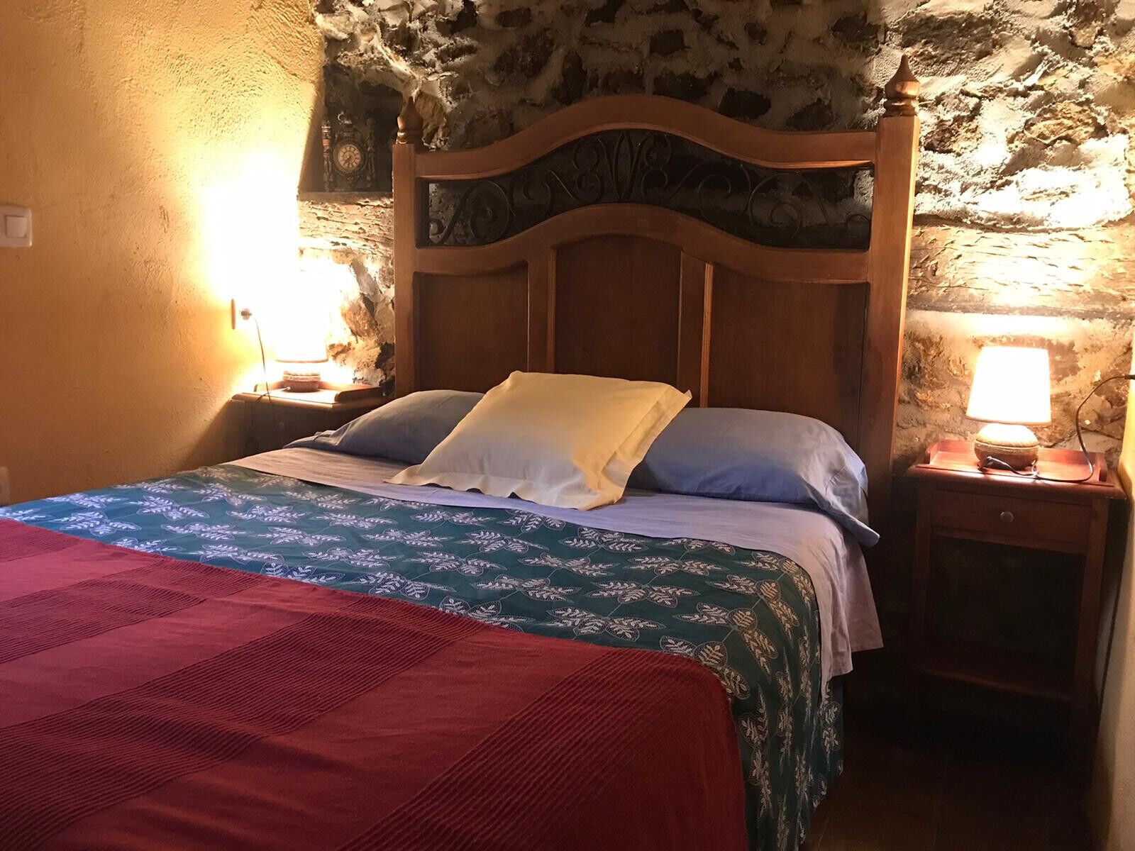 1 dormitorio, tabla de planchar con plancha, ropa de cama