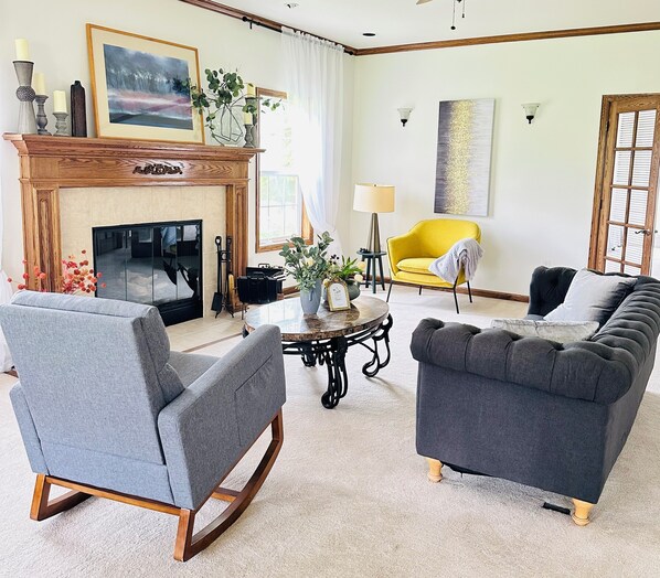 Smart-TV, Kamin, Bücher