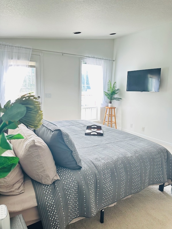 4 bedrooms, desk, iron/ironing board, travel cot