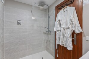 Shower, hair dryer, towels - Vacation Apartment 'Pequeño Refugio My Little Shelter' with Shared Pool, Private Terrace and Wi-Fi (Santa Cruz de Tenerife)