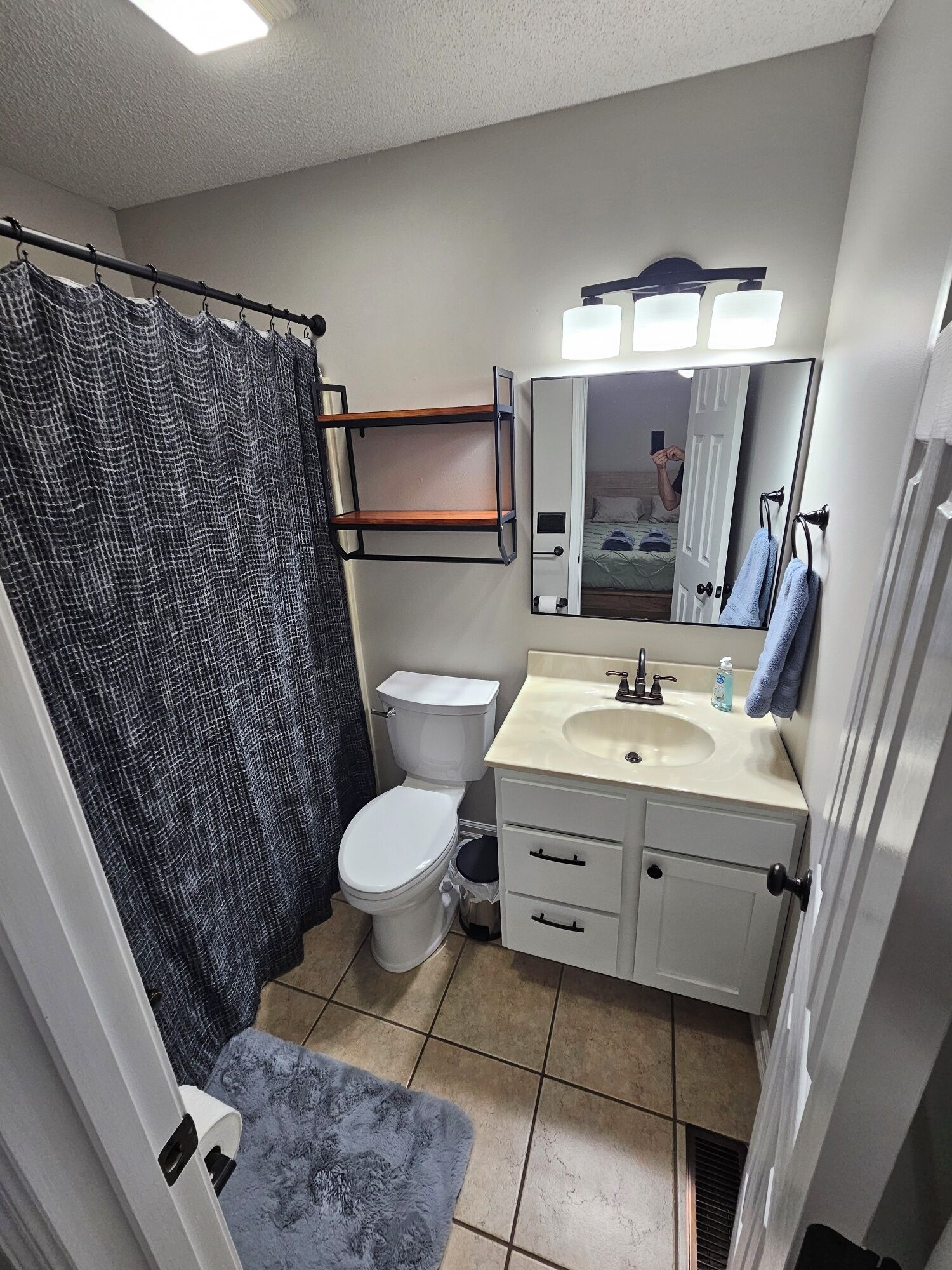 Haartrockner, Handtücher, Seife, Shampoo