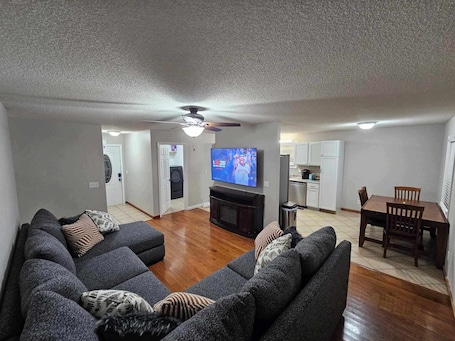 Smart TV. Clean, quiet & comfortable, 3 bed 2 bath pet friendly Paducah home near winery.