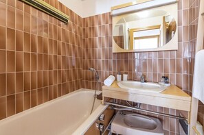 Een haardroger, handdoeken