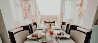 Moore House - 3 Bed 3.5 bathroom with enclosed garden drive way x2 vehicles