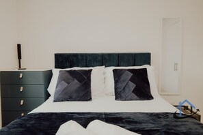 3 عدّة غرف نوم ومكواة/لوح كي وواي فاي وملاءات أسرّة