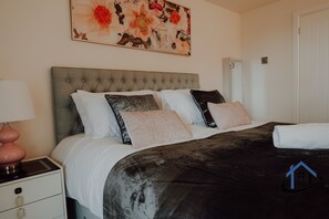 3 chambres, fer et planche à repasser, Wi-Fi, draps fournis