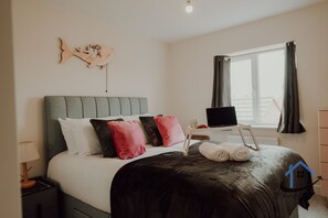 3 habitaciones, tabla de planchar con plancha, wifi y ropa de cama