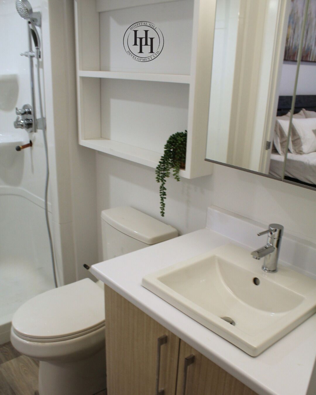 Een douche, handdoeken, zeep, shampoo