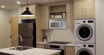 Modern 1–BR Apartment near St. Joseph’s Hospital, Walk to Uptown, AC & Parking