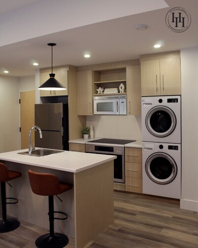 Modern 1–BR Apartment near St. Joseph’s Hospital, Uptown, GYM, AC & Parking