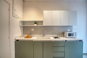 Studio, 1 Katil Kelamin (Double), Kitchenette, Mountain View | Dapur kecil peribadi | Peti sejuk mini, ketuhar gelombang mikro, dapur, cerek elektrik 