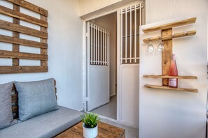 Studio, 1 Double Bed, Kitchenette, Mountain View | Living area