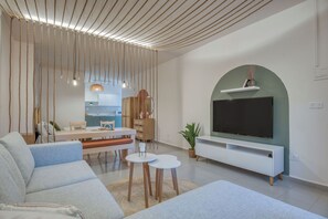 Studio, 1 Double Bed, Kitchenette, Mountain View | Living area