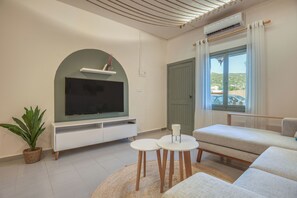 Studio, 1 Double Bed, Kitchenette, Mountain View | Living area