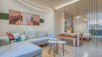 Estúdio, 1 cama de casal, cozinha americana, vista para a montanha | Área de estar | Smart TV 55 polegadas com canais digitais, serviços de streaming